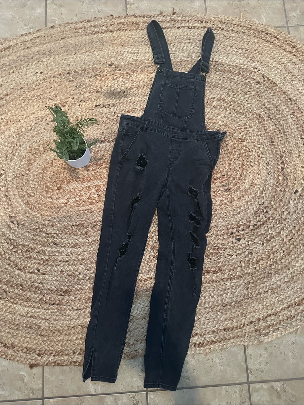 BLACK DISTRESSED OVERALLS